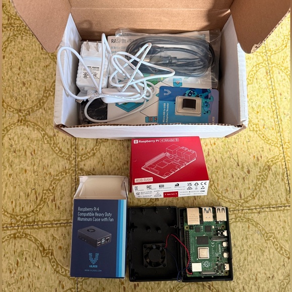 Vilros Raspberry Pi 4 Model B Complete Starter Kit - Picture 2 of 3